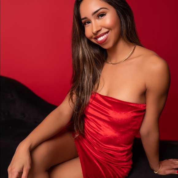 Pretty little thing Red velvet mini dress - Picture 2 of 8